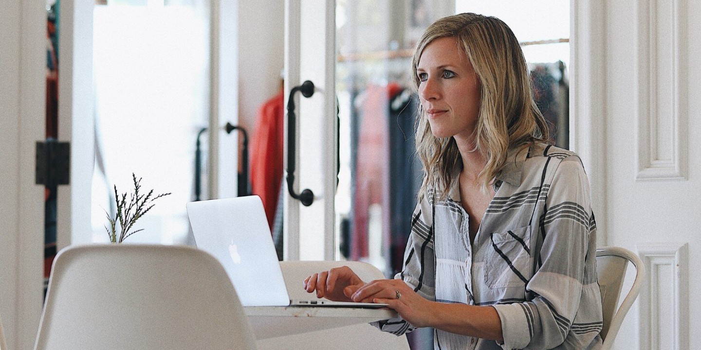 Turn blog readers into customers header