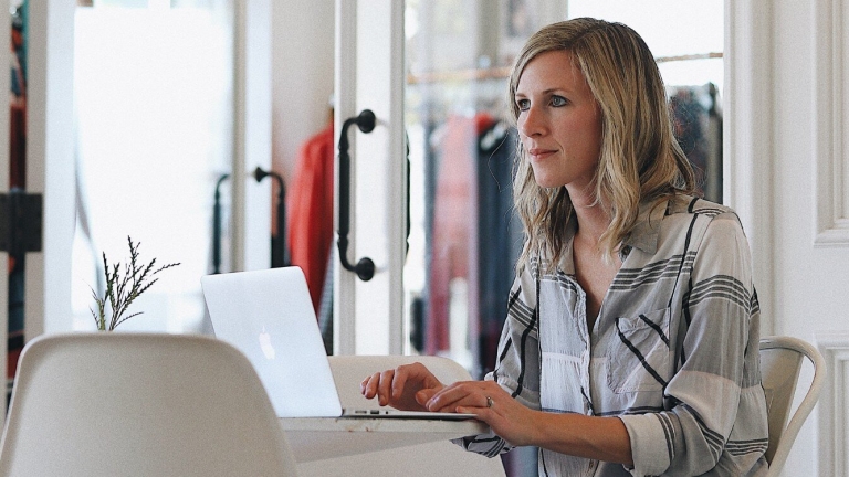 Turn blog readers into customers header